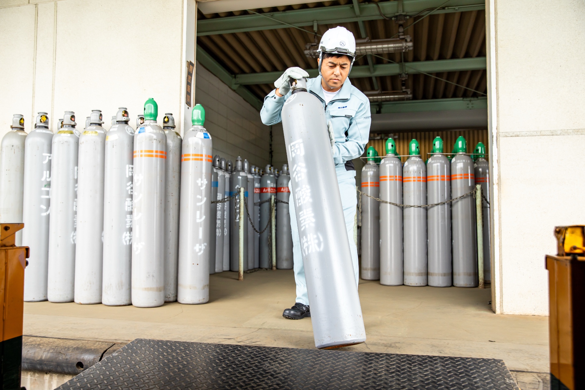 岡谷酸素株式会社　ガスボンベの配送・交換