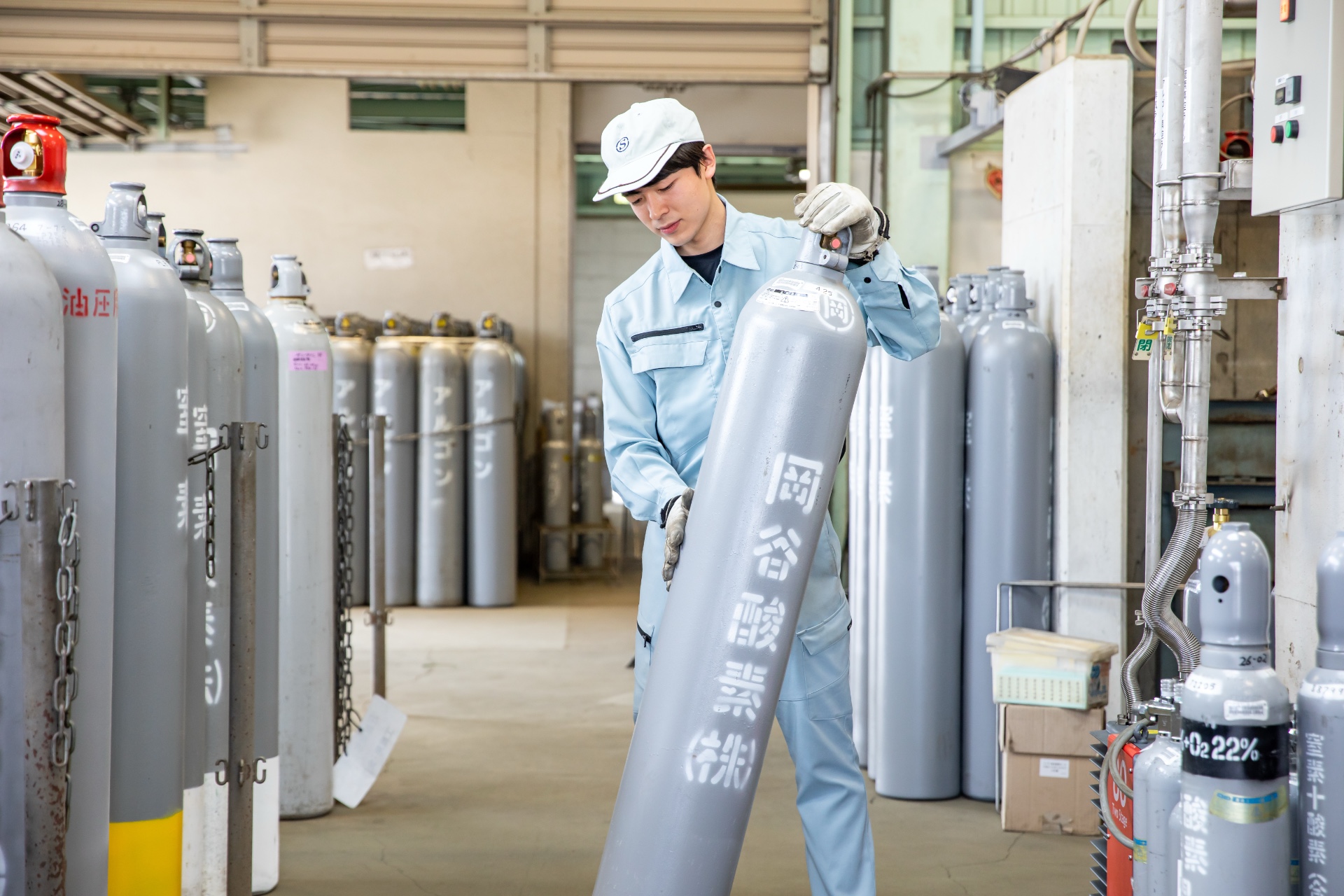 岡谷酸素株式会社　高圧ガスの充填作業
